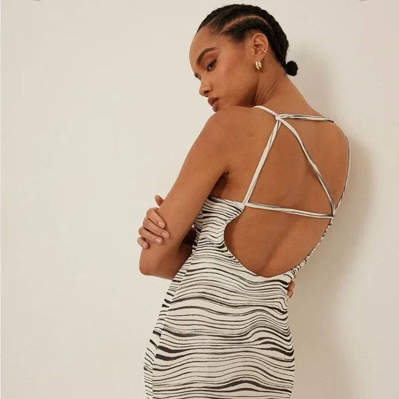 NA-KD Squared Neck Mini Dress - Picture 4 of 10